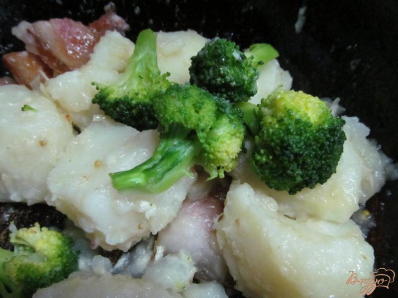 Фото приготовление рецепта: Теплый салат из картофеля с брокколи шаг №4