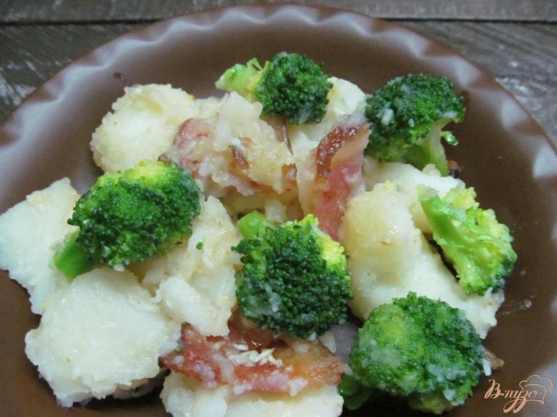 Фото приготовление рецепта: Теплый салат из картофеля с брокколи шаг №5