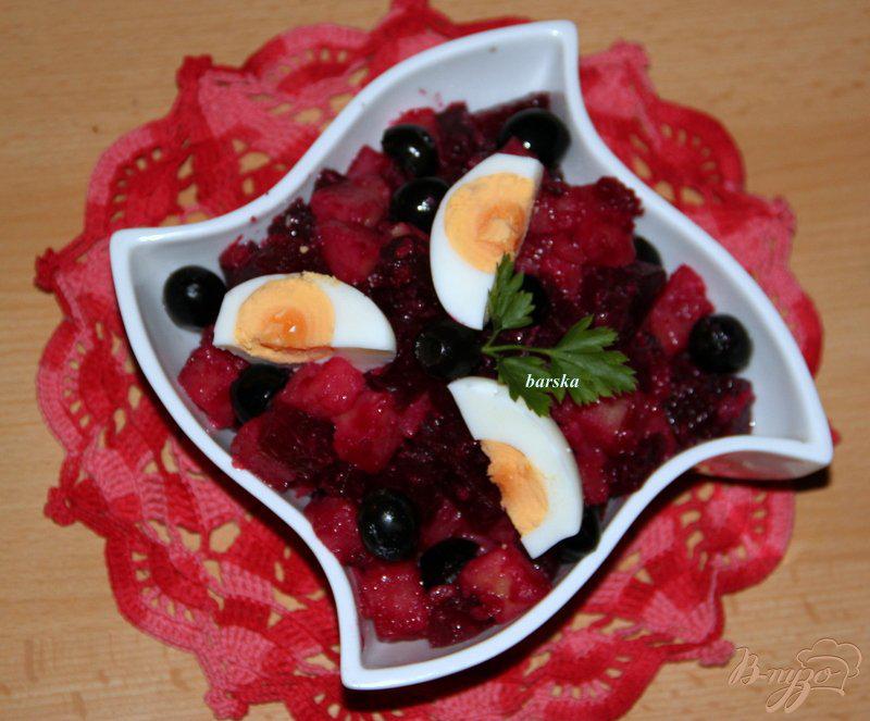 Фото приготовление рецепта: Салат из картофеля и свеклы с маслинами шаг №5