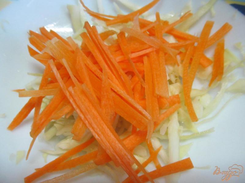 Фото приготовление рецепта: Салат с капустой и копченным сыром шаг №2