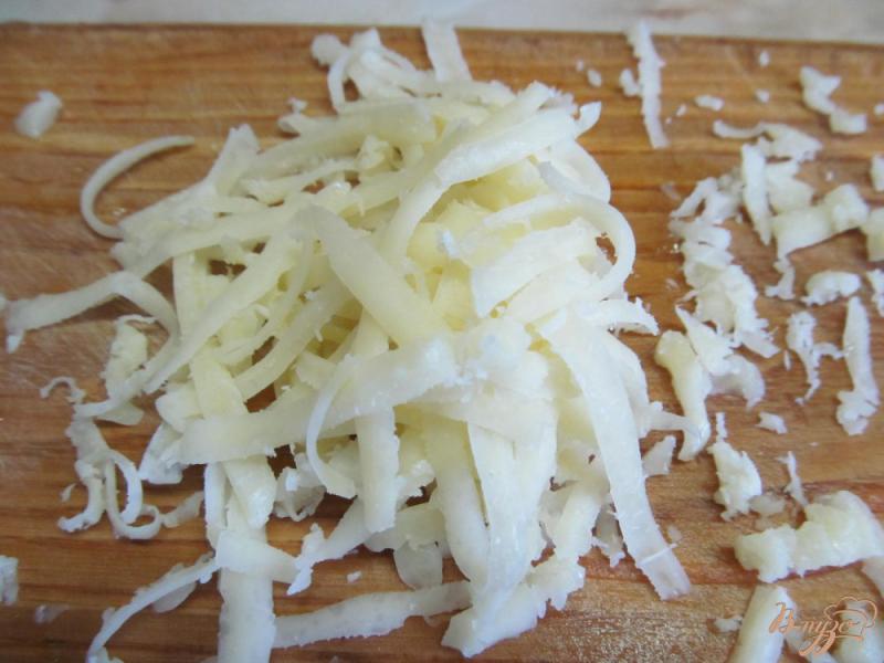 Фото приготовление рецепта: Салат с капустой и копченным сыром шаг №3