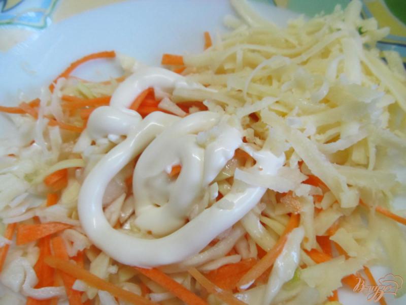 Фото приготовление рецепта: Салат с капустой и копченным сыром шаг №4