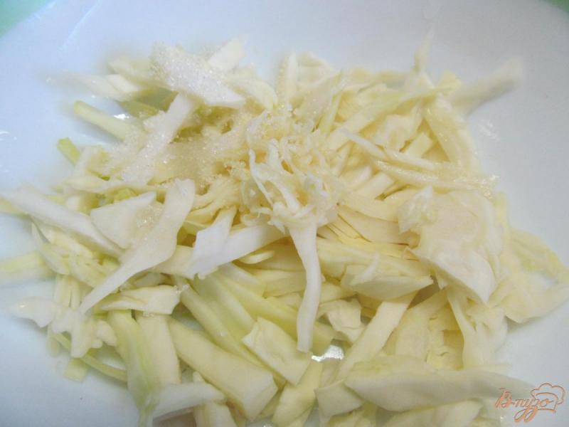 Фото приготовление рецепта: Салат с капустой и копченным сыром шаг №1