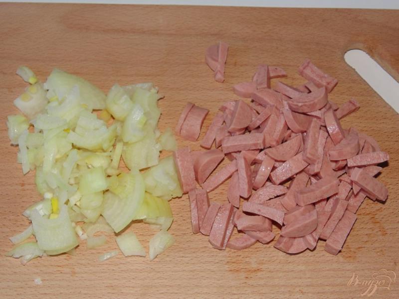 Фото приготовление рецепта: Макароны с сосисками и зеленым горошком шаг №1