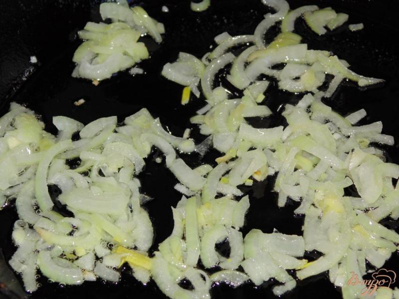 Фото приготовление рецепта: Макароны с сосисками и зеленым горошком шаг №2