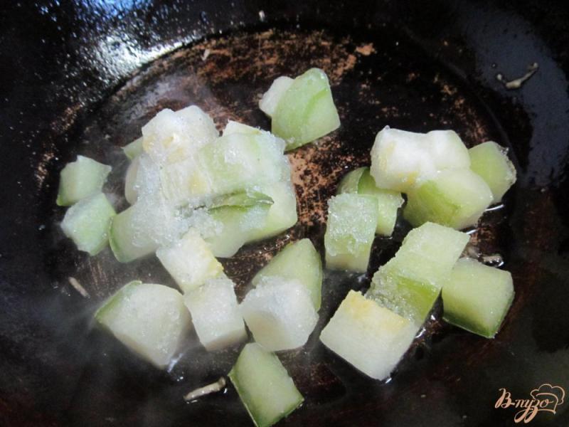 Фото приготовление рецепта: Стир-фрай из курицы грибов и кабачка шаг №4