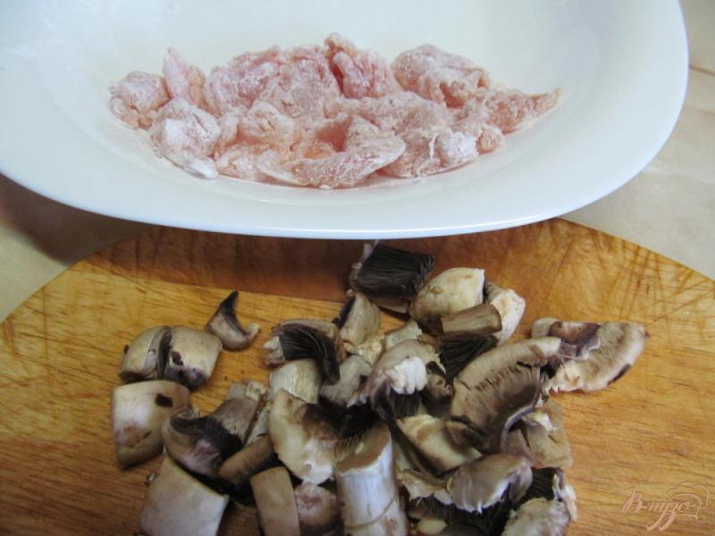 Фото приготовление рецепта: Стир-фрай из курицы грибов и кабачка шаг №1