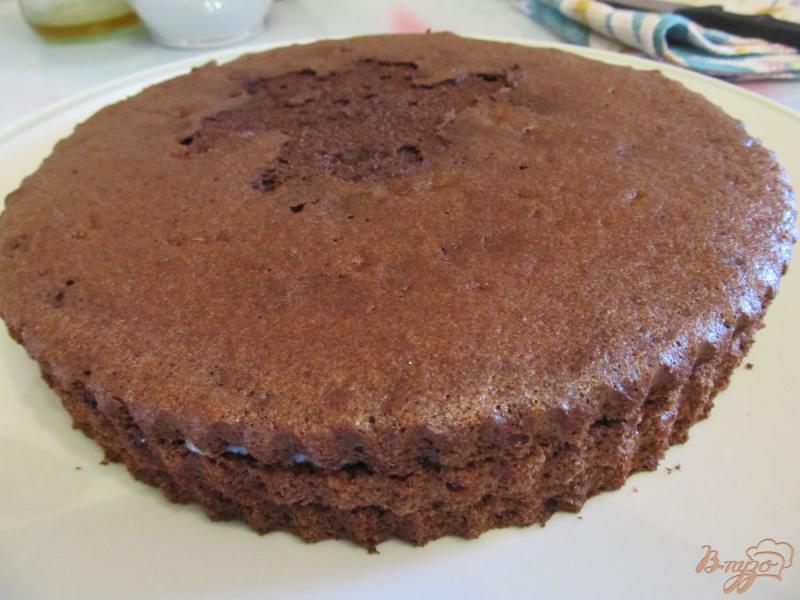 Фото приготовление рецепта: Шоколадный бисквитный торт шаг №17