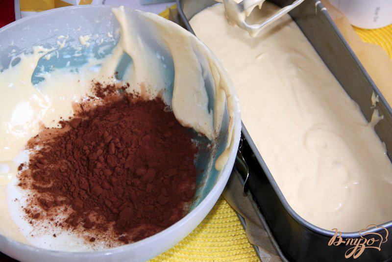 Фото приготовление рецепта: Шоколодно-творожный кекс с вишней «Миледи» шаг №4