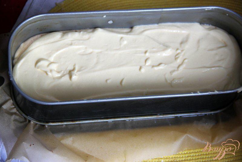 Фото приготовление рецепта: Шоколодно-творожный кекс с вишней «Миледи» шаг №6