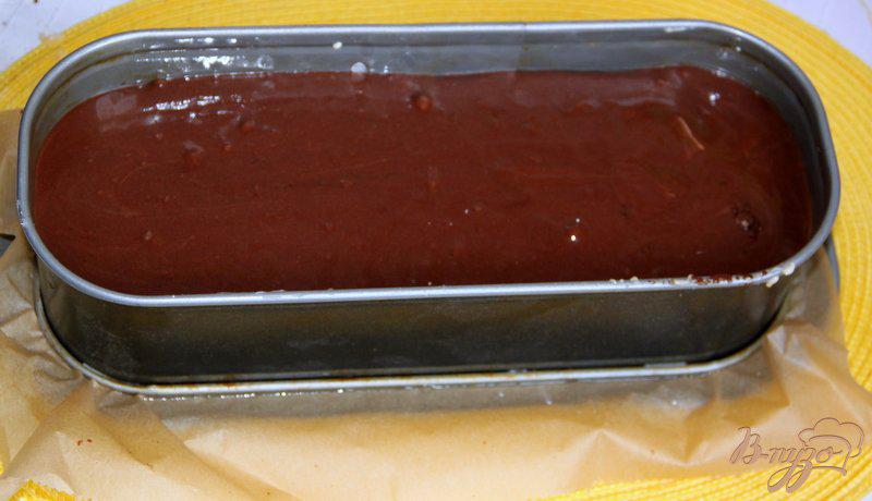 Фото приготовление рецепта: Шоколодно-творожный кекс с вишней «Миледи» шаг №7