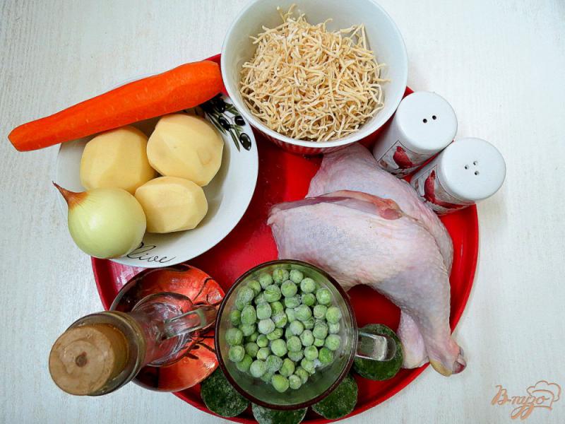 Фото приготовление рецепта: Куриный суп с горошком и домащней лапшой с горошком шаг №1