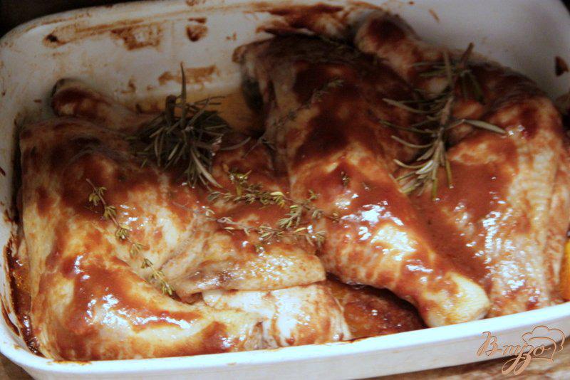 Фото приготовление рецепта: Куриные бедра, запеченные с томатно-бальзамическим маслом шаг №7