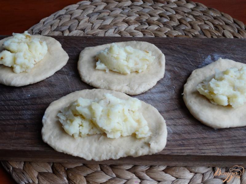 Фото приготовление рецепта: Пирожки жареные с картошкой (на дрожжах) шаг №11