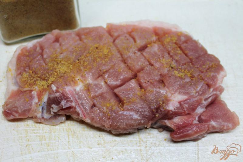 Фото приготовление рецепта: Свиная корейка с горчицей, базиликом и перцем шаг №2