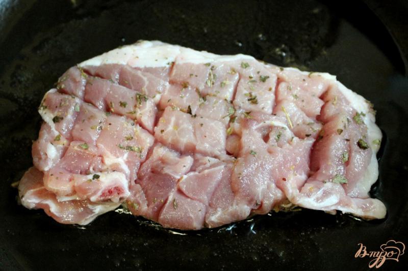 Фото приготовление рецепта: Свиная корейка с горчицей, базиликом и перцем шаг №4