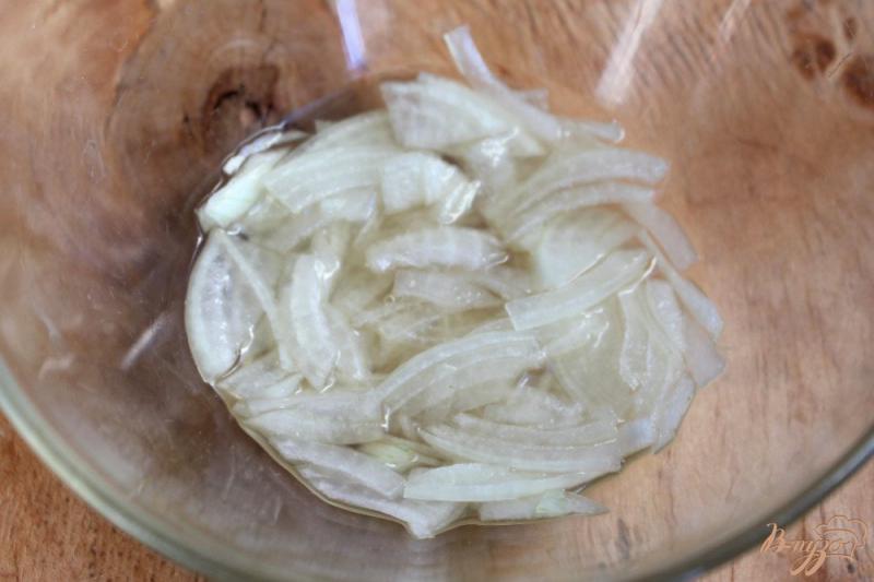 Фото приготовление рецепта: Свекольный салат с луком, яблоком и яйцом шаг №1