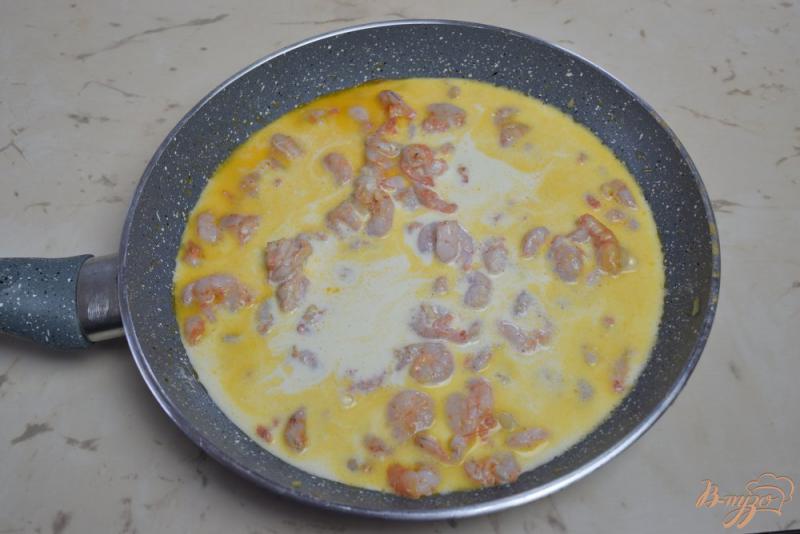 Фото приготовление рецепта: Рожки в сливочно-креветочном соусе шаг №3