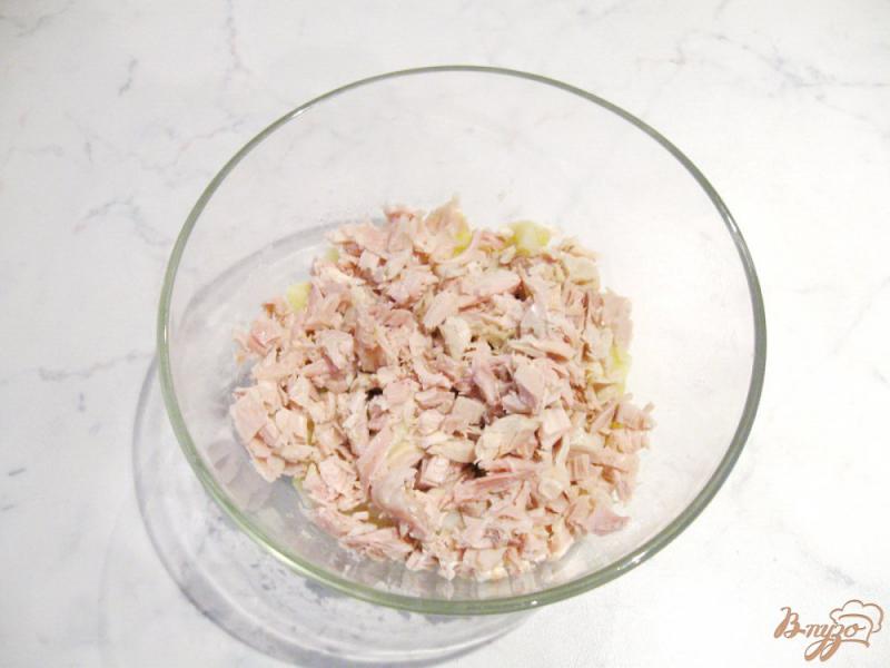 Фото приготовление рецепта: Салат с отварной курицей и маринованными грибами шаг №2