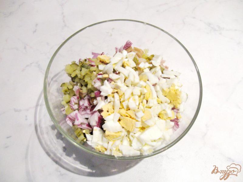 Фото приготовление рецепта: Салат с отварной курицей и маринованными грибами шаг №6