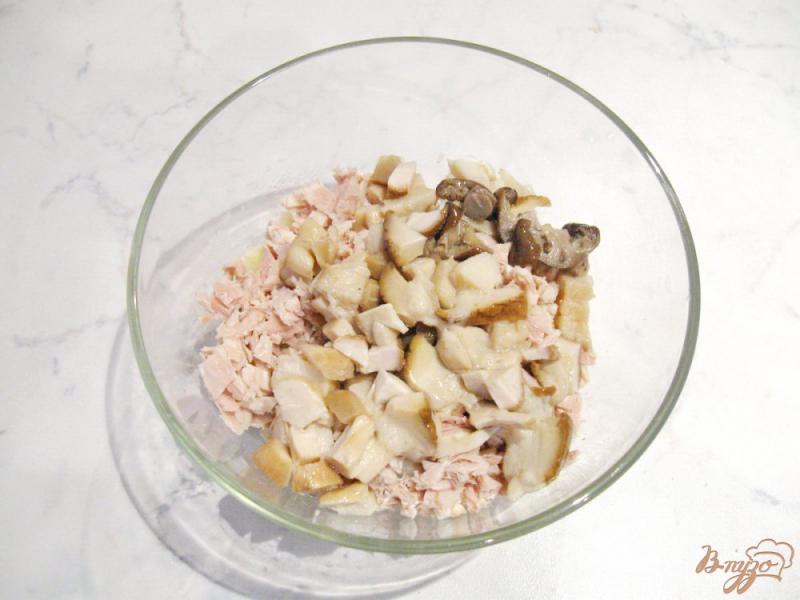 Фото приготовление рецепта: Салат с отварной курицей и маринованными грибами шаг №3