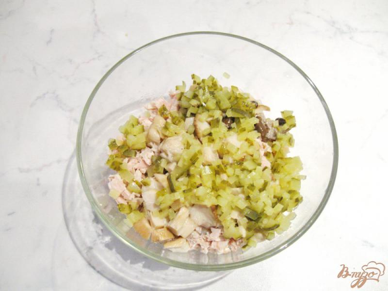 Фото приготовление рецепта: Салат с отварной курицей и маринованными грибами шаг №4