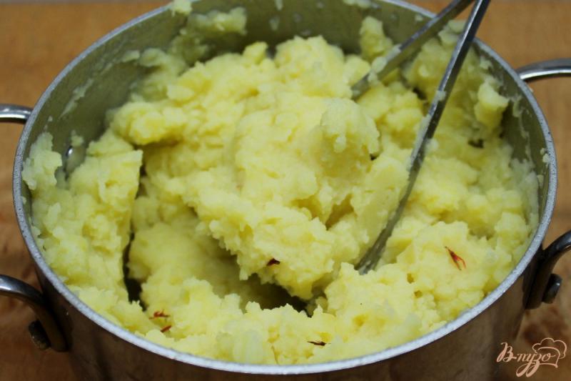 Фото приготовление рецепта: Картофельное пюре с чесноком и шафраном шаг №5