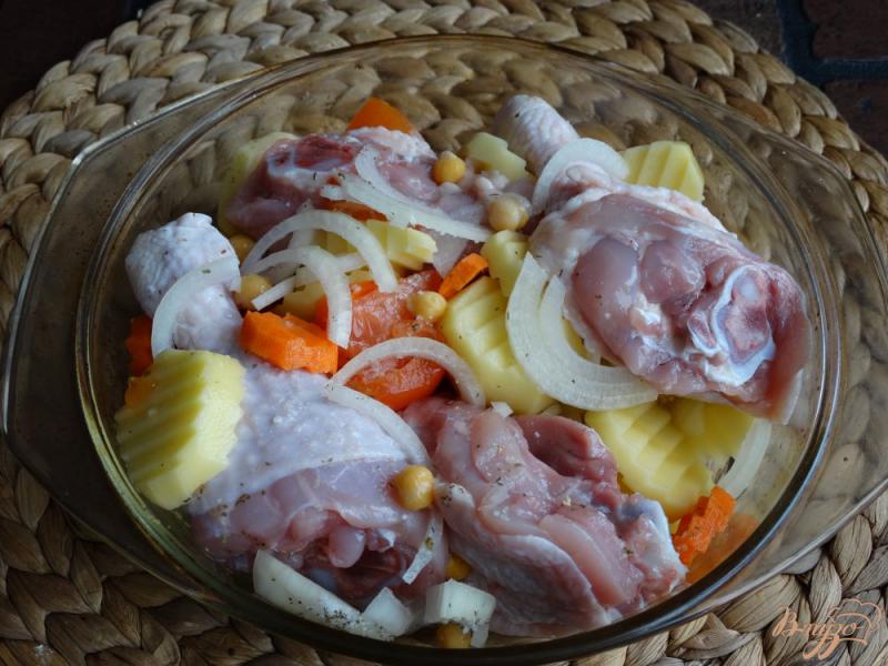 Фото приготовление рецепта: Курица запеченная с овощами и нутом шаг №5