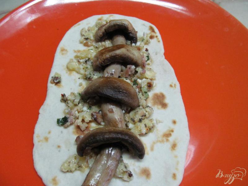 Фото приготовление рецепта: Закуска на лепешке с грибами шаг №7
