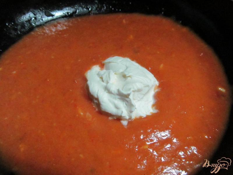 Фото приготовление рецепта: Паста с курицей в томатно-сливочном соусе шаг №5