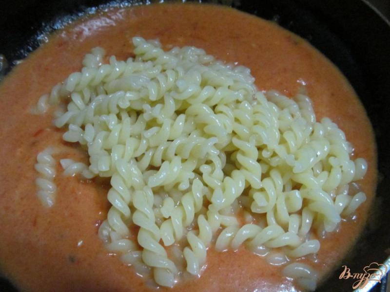 Фото приготовление рецепта: Паста с курицей в томатно-сливочном соусе шаг №6