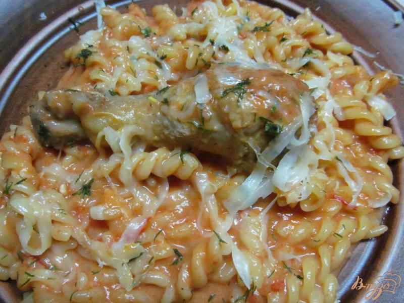Фото приготовление рецепта: Паста с курицей в томатно-сливочном соусе шаг №7