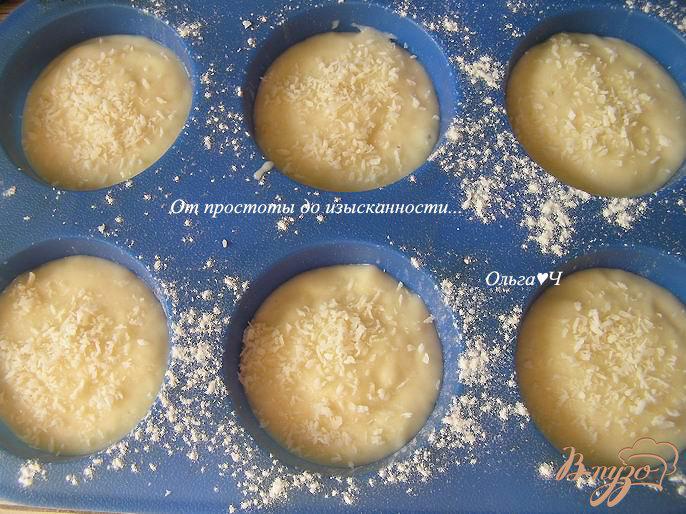 Фото приготовление рецепта: Дынные кексы с кокосовой стружкой шаг №4