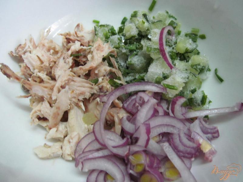Фото приготовление рецепта: Салат из курицы соленого и свежего огурцов шаг №1
