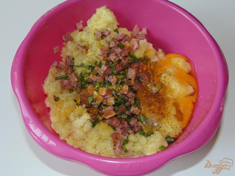 Фото приготовление рецепта: Картофельные лепешки с ветчиной и зеленым луком шаг №3