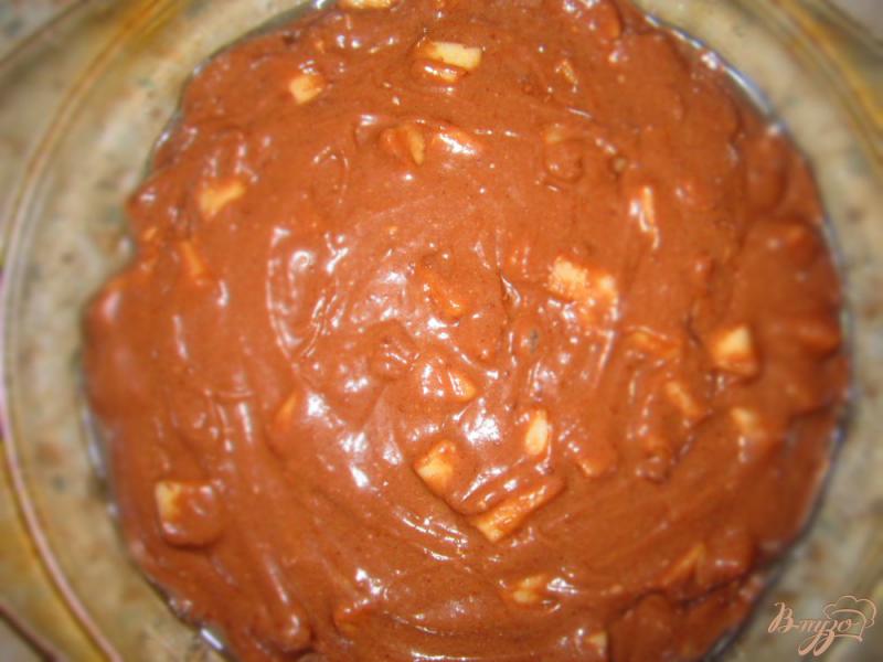 Фото приготовление рецепта: Шоколадный кекс с яблоками на кефире шаг №5
