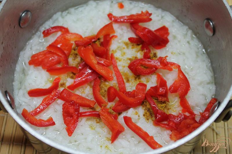 Фото приготовление рецепта: Рисовая каша с болгарским перцем и карри шаг №3