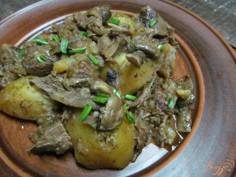 Фото приготовление рецепта: Картофель с грибами с мясом под соевым соусом шаг №3