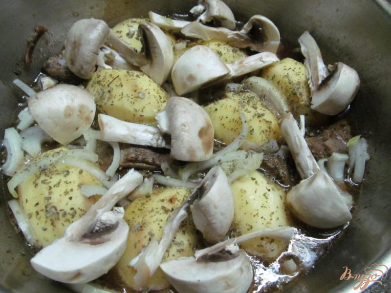 Фото приготовление рецепта: Картофель с грибами с мясом под соевым соусом шаг №2