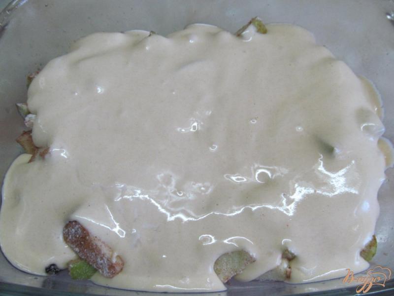 Фото приготовление рецепта: Пирог с яблоком и сухофруктами шаг №5