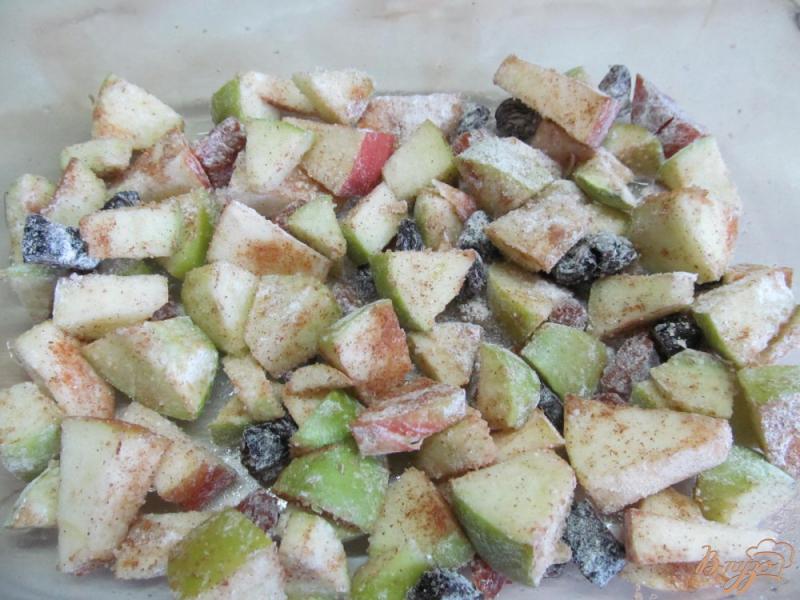 Фото приготовление рецепта: Пирог с яблоком и сухофруктами шаг №4