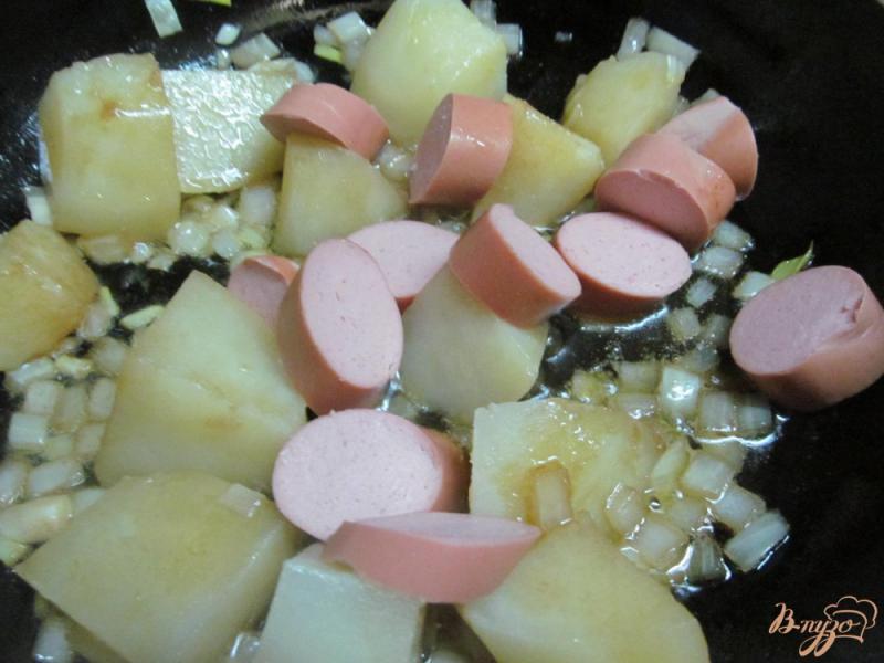 Фото приготовление рецепта: Теплый картофельный салат с сосисками и маринованной свеклой шаг №3