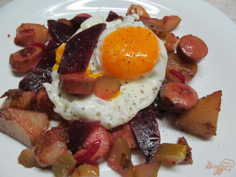 Фото приготовление рецепта: Теплый картофельный салат с сосисками и маринованной свеклой шаг №7