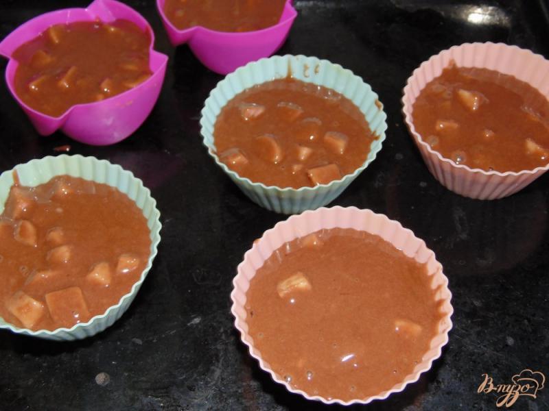 Фото приготовление рецепта: Порционные шоколадные кексы с яблоком и ванилью шаг №5