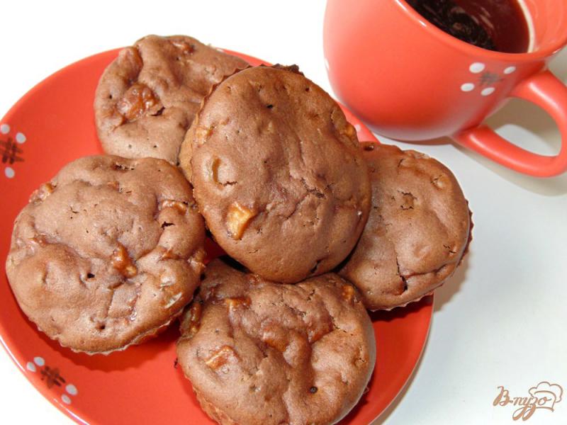 Фото приготовление рецепта: Порционные шоколадные кексы с яблоком и ванилью шаг №6