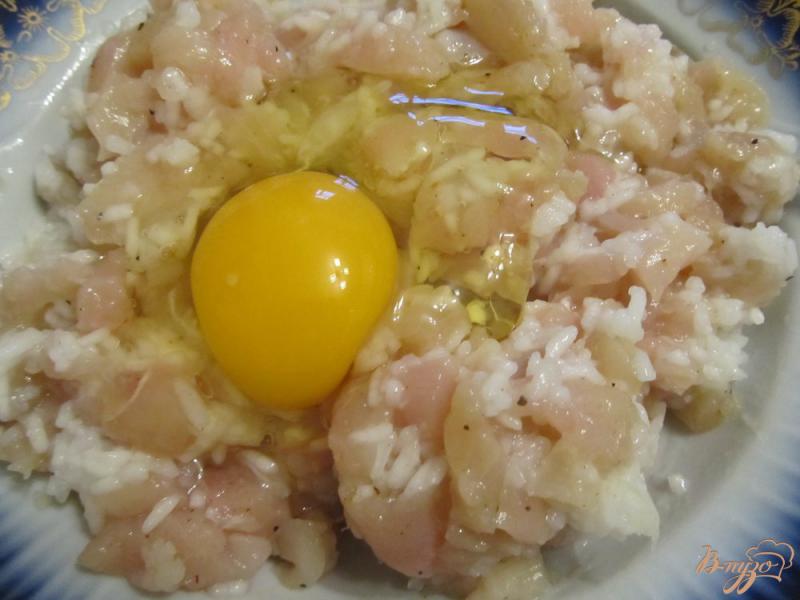 Фото приготовление рецепта: Куриные тефтели в томатно-сметанном соусе шаг №4