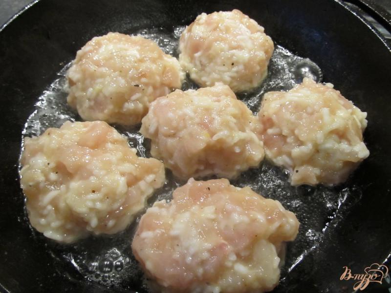 Фото приготовление рецепта: Куриные тефтели в томатно-сметанном соусе шаг №5
