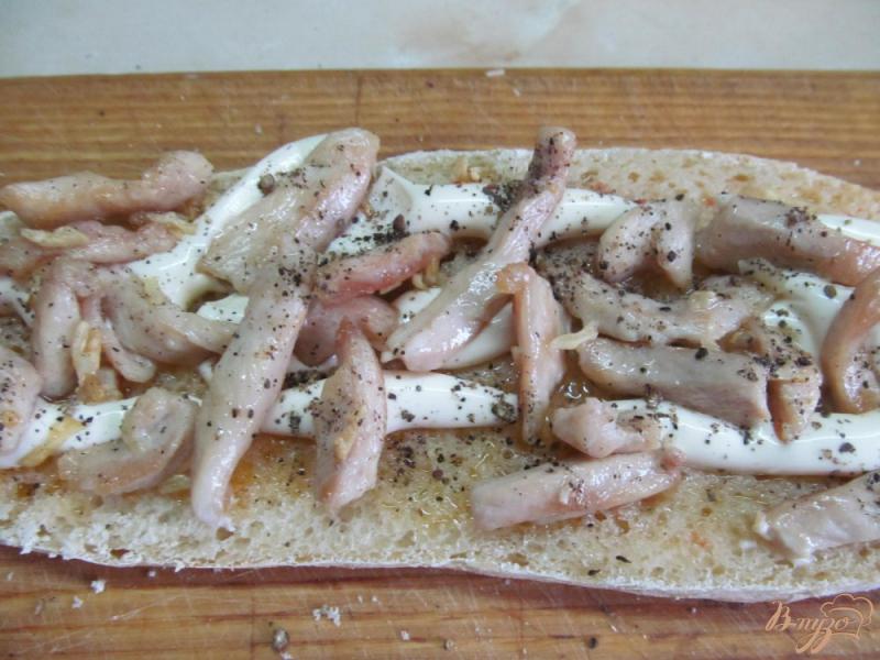 Фото приготовление рецепта: Бутерброд на французском батоне шаг №5