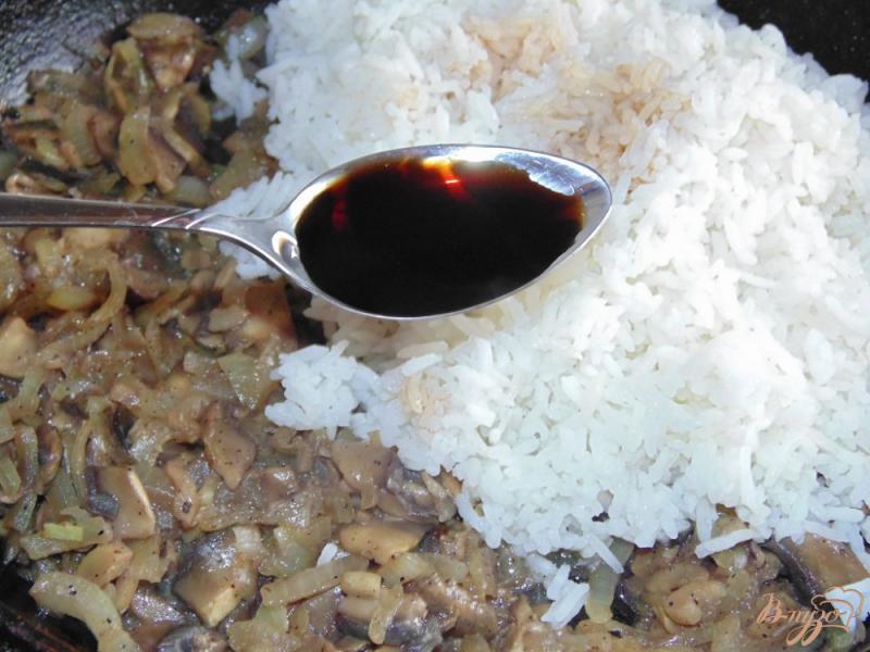 Фото приготовление рецепта: Рис с шампиньонами и соевым соусом шаг №5