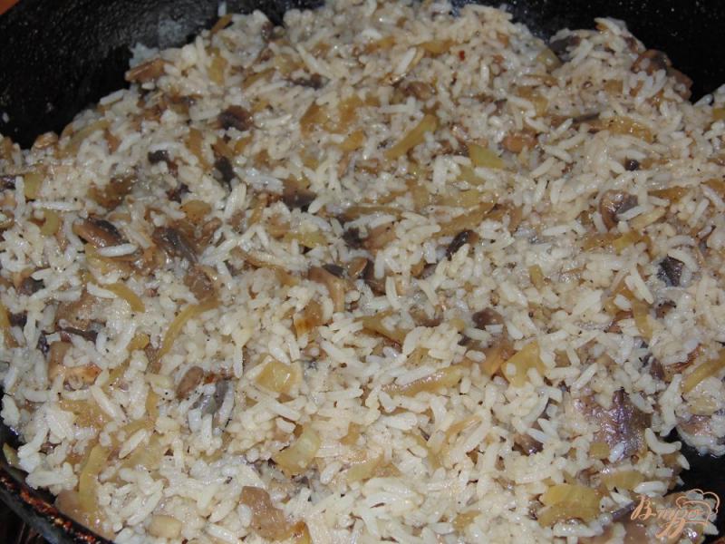 Фото приготовление рецепта: Рис с шампиньонами и соевым соусом шаг №6